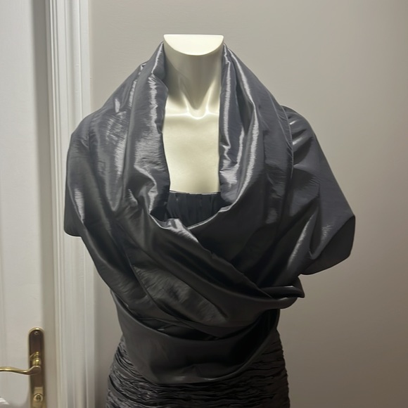 Rich grey evening gown with matching shawl. - Picture 5 of 6